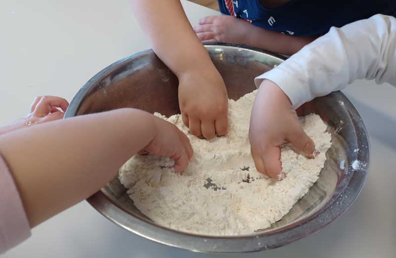 Mani in pasta e biscotti fatti da noi!